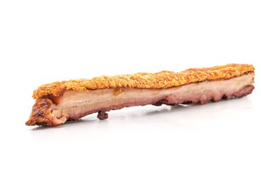 Fried çizgili domuz eti veya gevrek domuz eti veya derin kızarmış domuz eti beyaz arka plan üzerinde izole
