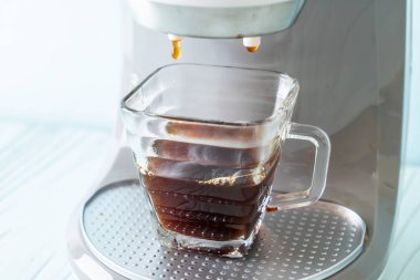 Kahve makinesi ahşap arka planda kahve yapıyor.