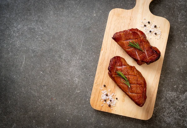 Kızarmış ördek göğsü ahşap tahta üzerinde