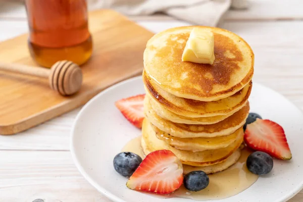 Pancake Butter Strawberries Blueberries Honey — Stock Photo, Image