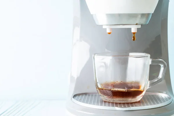 Kahve Makinesi Ahşap Arka Planda Kahve Yapıyor — Stok fotoğraf