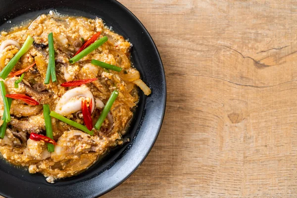 Karıştırılmış kalamar ya da tuzlu yumurtalı ahtapot - Asya deniz ürünleri tarzı