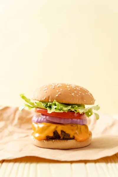Świeża Wołowina Smaczne Burger Serem Frytki Tle Drewna — Zdjęcie stockowe