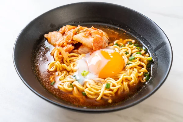 Kimchi ve yumurta - Korece ramen tarzı ile Kore anlık erişte