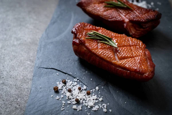 Kızarmış ördek göğsü siyah arduvaz plaka üzerinde