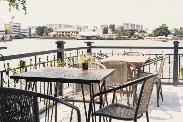 boş açık veranda masa ve sandalye restoran ve kafe