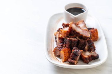 Fried çizgili domuz eti veya gevrek domuz eti veya derin kızarmış domuz eti sos ile