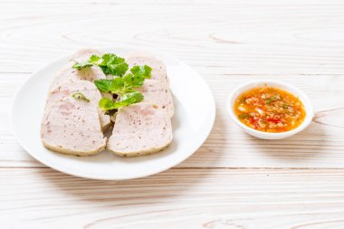 Domuz sosisi Vietnam dili veya Vietnamca soslu domuz buğulama