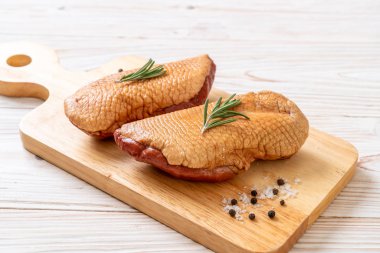 taze çiğ ördek göğsü malzemelerle ahşap tahta üzerinde