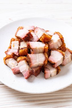 Kıtır kıtır domuz eti mi yoksa kızarmış domuz eti mi?