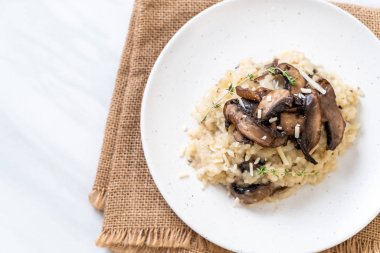 Mantar ve peynir ile ev yapımı risotto