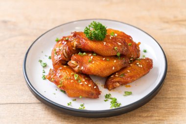 Beyaz susamlı ızgara tavuk kanadı.