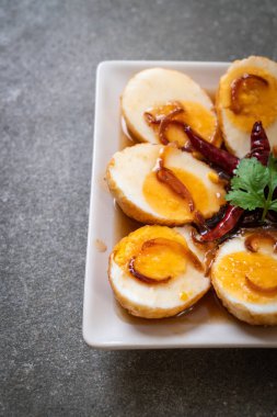 Tamarind soslu haşlanmış yumurta veya tatlı ve ekşi yumurta.