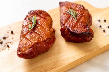 Kızarmış ördek göğsü ahşap tahta üzerinde