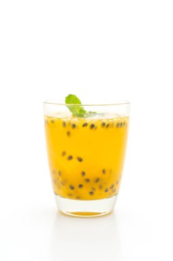 Beyaz arka planda izole edilmiş taze ve buzlu meyve suyu.