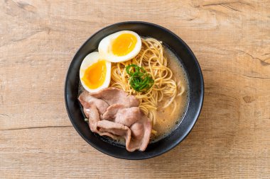 domuz eti ve yumurta - Japon tarzı ile TONKOTSU ramen erişte