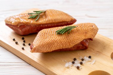 taze çiğ ördek göğsü malzemelerle ahşap tahta üzerinde