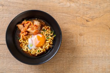 Kimchi ve yumurta - Korece ramen tarzı ile Kore anlık erişte