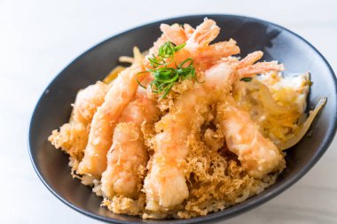 kızarmış karides tempura üzerinde beyaz surat - Japon yemekleri stil tepesinde