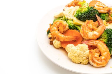 Beyaz arka plan üzerinde izole karides tavada kızartılmış karışık sebze