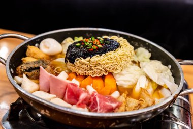 Korece sıcak pot 'Budae Jjigae' olduğu Korece füzyon gıda şehriye, jambon, peynir ve Kimchi dilimlenmiş sosis, Amerikan tarzı içerir.