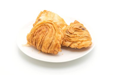 tavuk köri puf böreği beyaz arka plan üzerinde izole