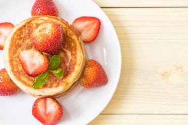 taze çilek ile sufle gözleme