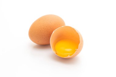 Kırık yumurta ve beyaz arka plan üzerinde izole kabuk
