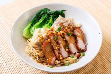yumurta noodle ile kırmızı kavrulmuş domuz ve mantı - Asya gıda tarzı