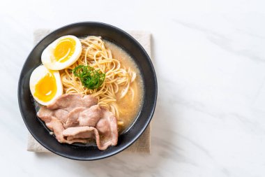 domuz eti ve yumurta - Japon tarzı ile TONKOTSU ramen erişte