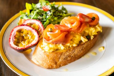 kek yumurta salatası tost ile somon füme