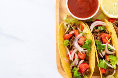 Meksika usulü et ve sebzeli taco.