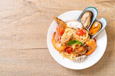 Deniz ürünleri makarna makarna midye, karides, Squis, midye ve domates - İtalyan yemeği tarzı ile