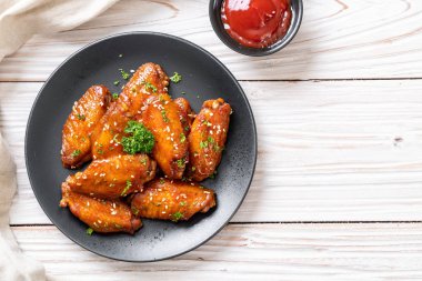 Beyaz susamlı ızgara tavuk kanadı.