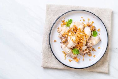 Kızarmış kalamar ya da tabakta sarımsak olan ahtapot.