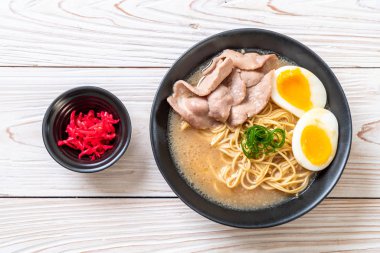 domuz eti ve yumurta - Japon tarzı ile TONKOTSU ramen erişte