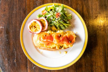 kek yumurta salatası tost ile somon füme