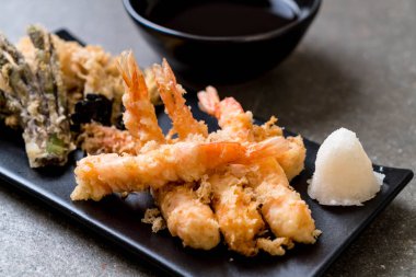 karides tempura (hırpalanmış kızarmış karides) sebze - Japon gıda tarzı