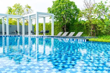 Otel ve tatil seyahat ve tatil için açık yüzme havuzunda havuzuyla yatak