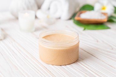 Ahşap zemin üzerine kurulmuş kaplıca tedavileri - Güzellik konsepti