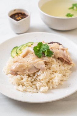 Hainanese tavuklu pilav ya da haşlanmış tavuklu pilav - Asya gıda tarzı