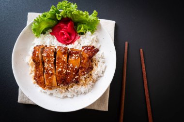 tepesinde ekmek kapısı üzerinde teriyaki soslu ızgara tavuk