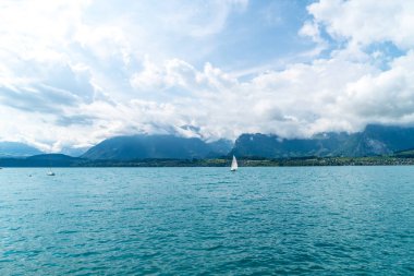 İsviçre dağ ile güzel Thun Gölü