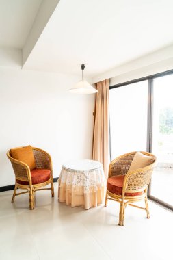 Boş masa ve sandalye oturma odası iç dekorasyonda