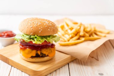 taze lezzetli biftek burger peynir ve ahşap zemin üzerine ketçap