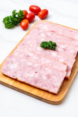 dilimlenmiş taze çiğ pastırma Barbekü