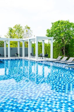 Otel ve tatil seyahat ve tatil için açık yüzme havuzunda havuzuyla yatak