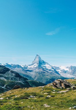 İsviçre, Zermatt 'taki Matterhorn zirvesi manzaralı güzel bir dağ manzarası..