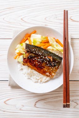 saba balık tepesinde tabağı - Japon tarzı üzerinde teriyaki soslu ızgara