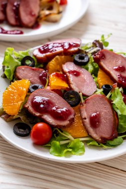 Izgara ördek göğsü sebze salatası ile